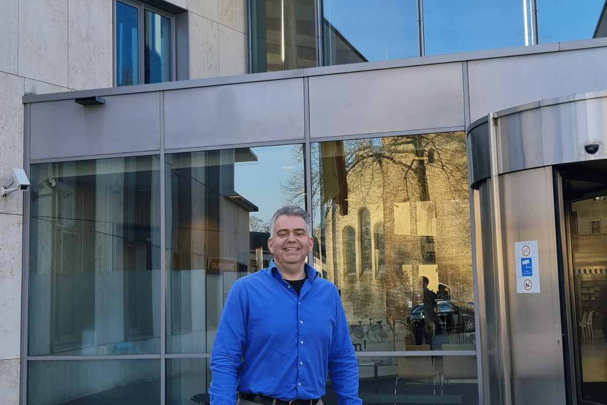 Hermannus Stegeman voor het gemeentehuis van Utrechtse Heuvelrug