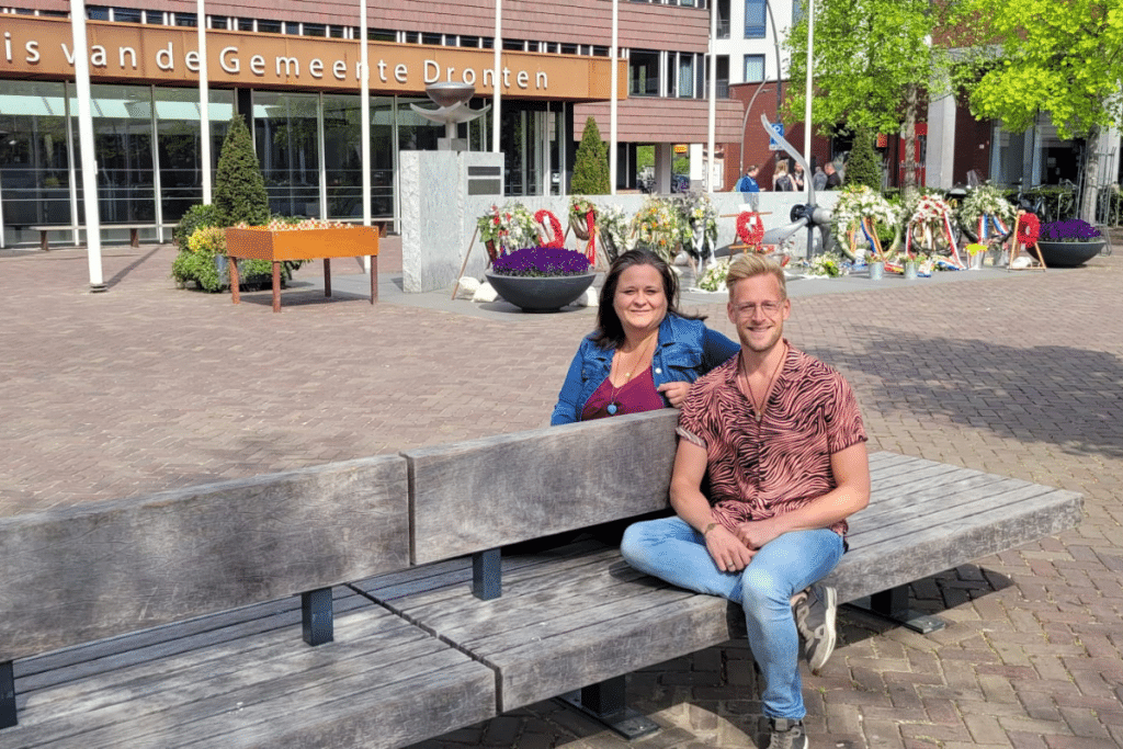 Nadine en Geert op een bankje voor het gemeentehuis van Dronten