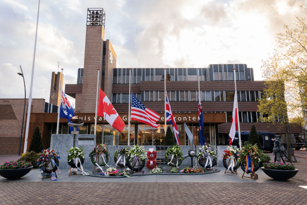 Vliegersmonument bij gemeentehuis Dronten met vlaggen en kransen vanwege Dodenherdenking