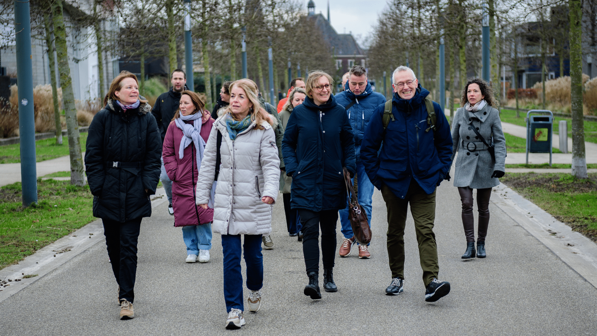 VDP-leden tijdens een rondleiding buiten met een gids